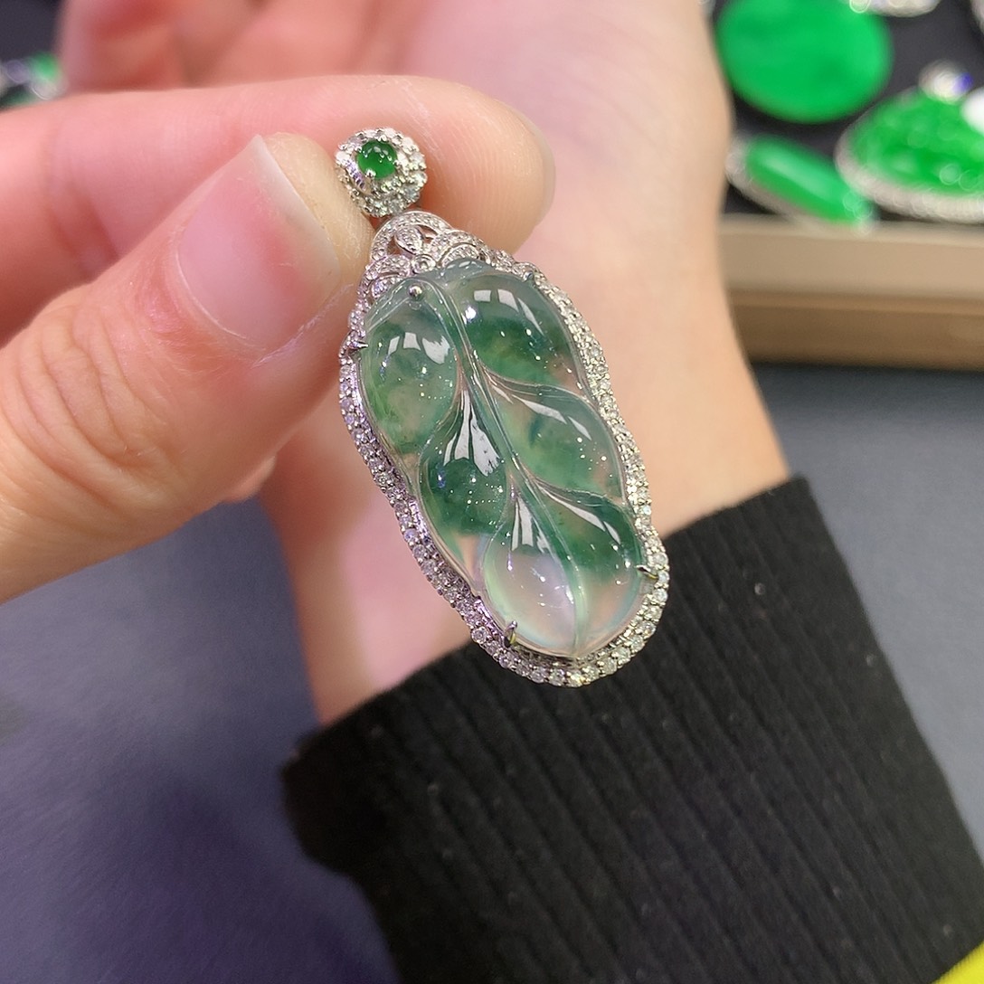 翡翠吊坠(赠链)18K金镶嵌