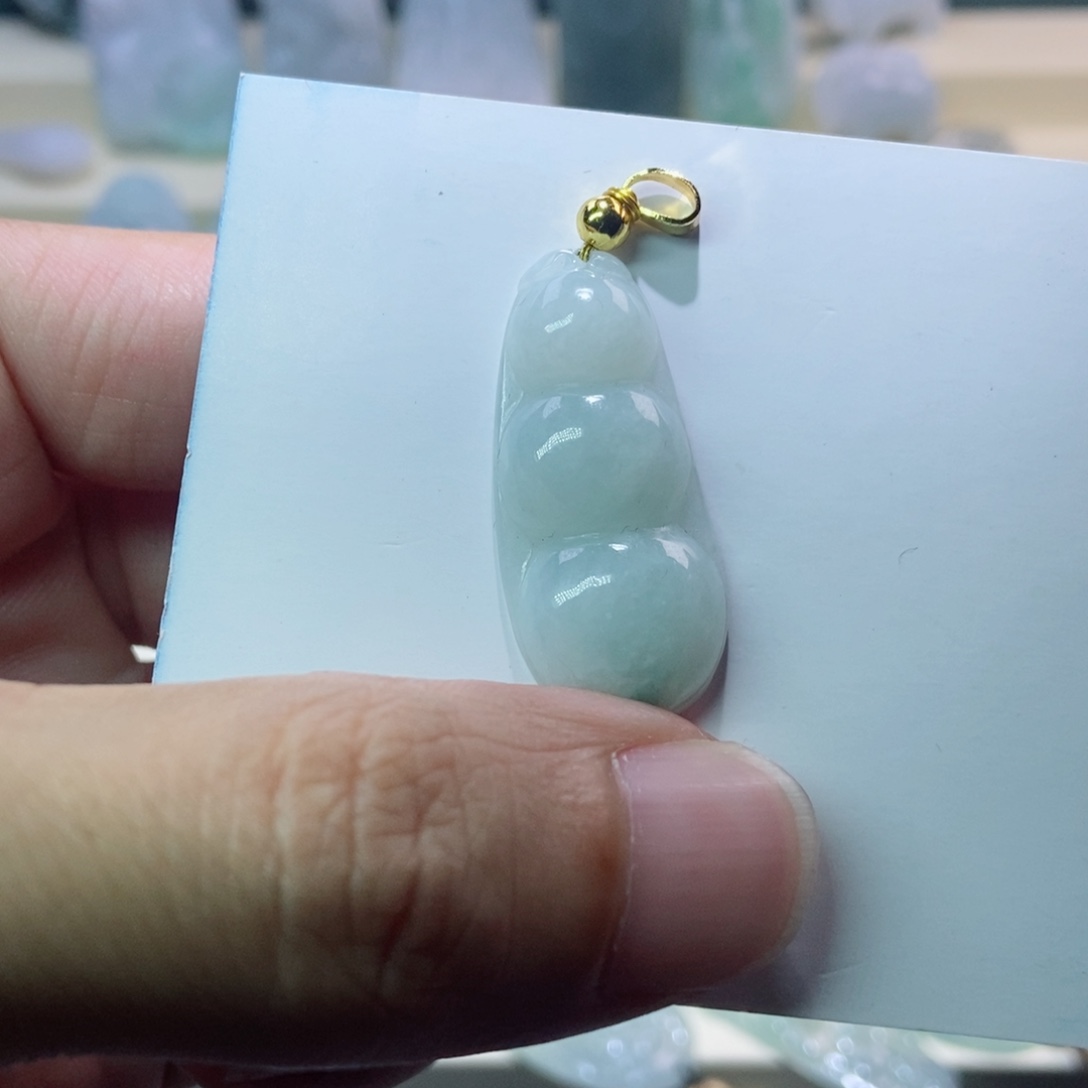 翡翠未镶嵌颈饰福豆