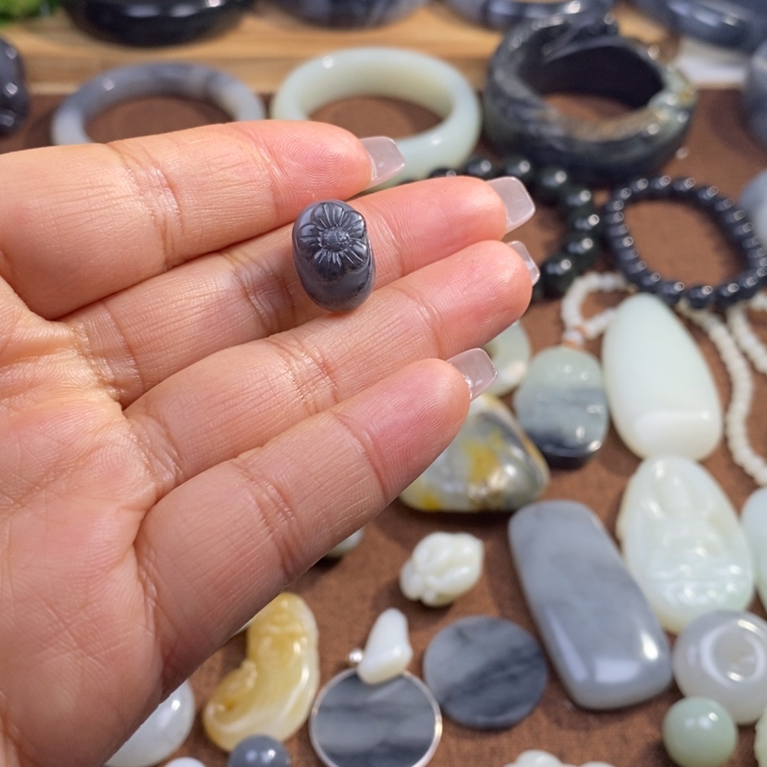 爱***鱼和田玉未镶嵌颈饰