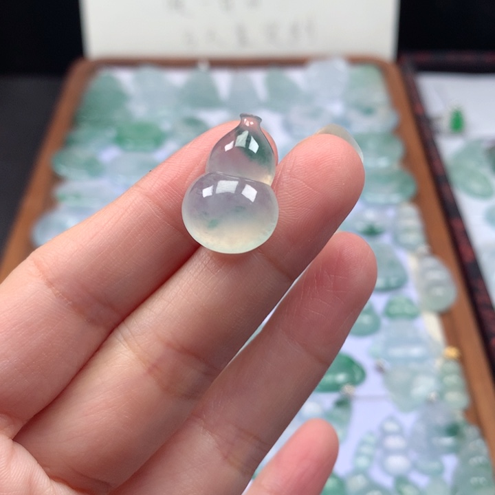 颈饰未镶嵌翡翠冰种飘花葫芦