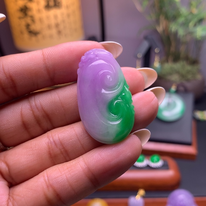 翡翠未镶嵌吊坠(赠链)