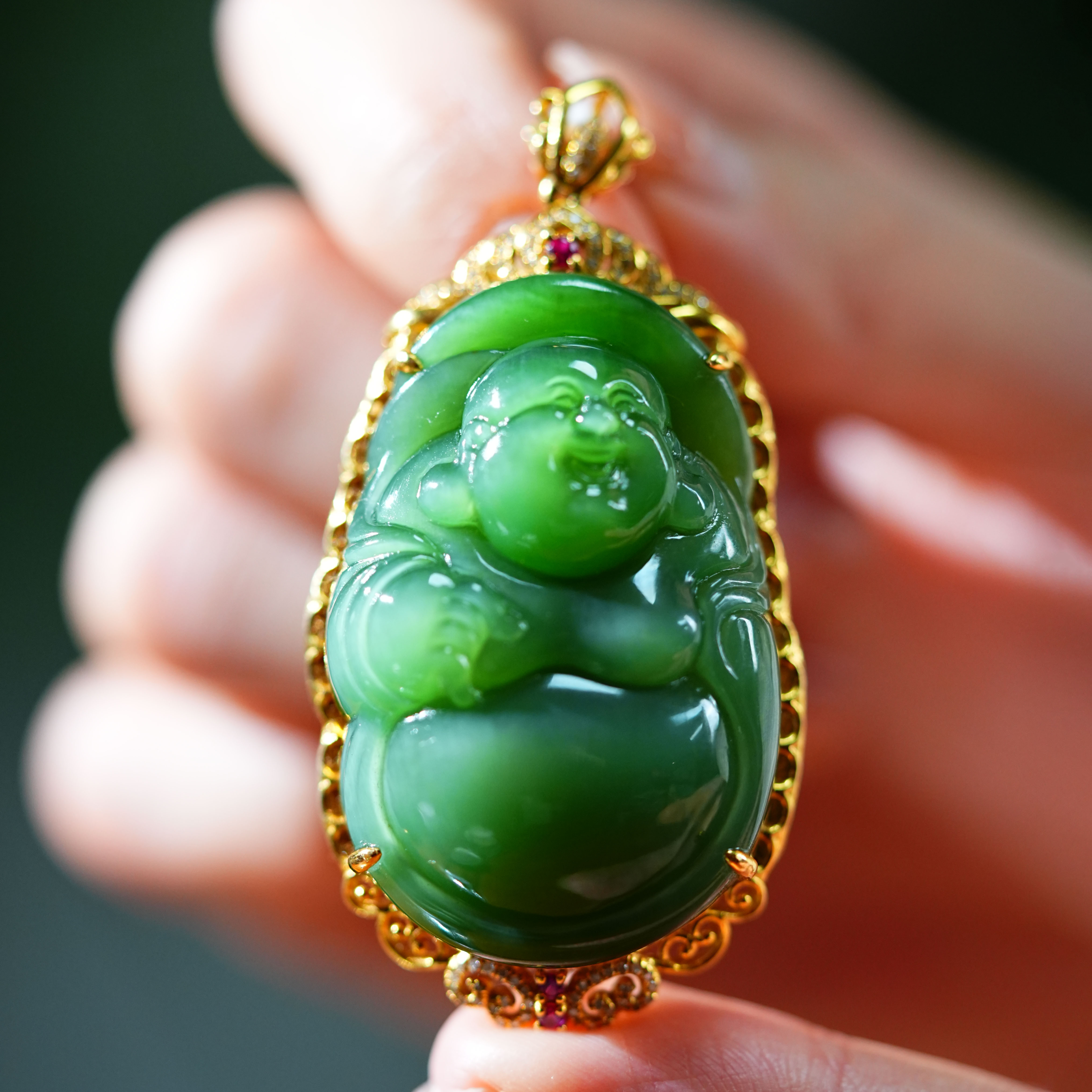 【小浩珠宝】和田玉碧玉老俄料逍遥佛镶金18K吊坠冰底辣阳绿精美