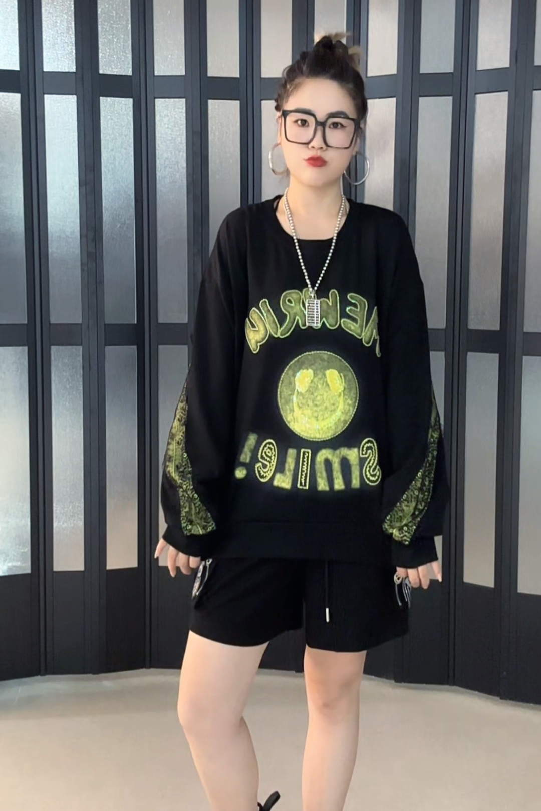 潮牌女装圆领黑色卫衣刺绣大版卫衣
