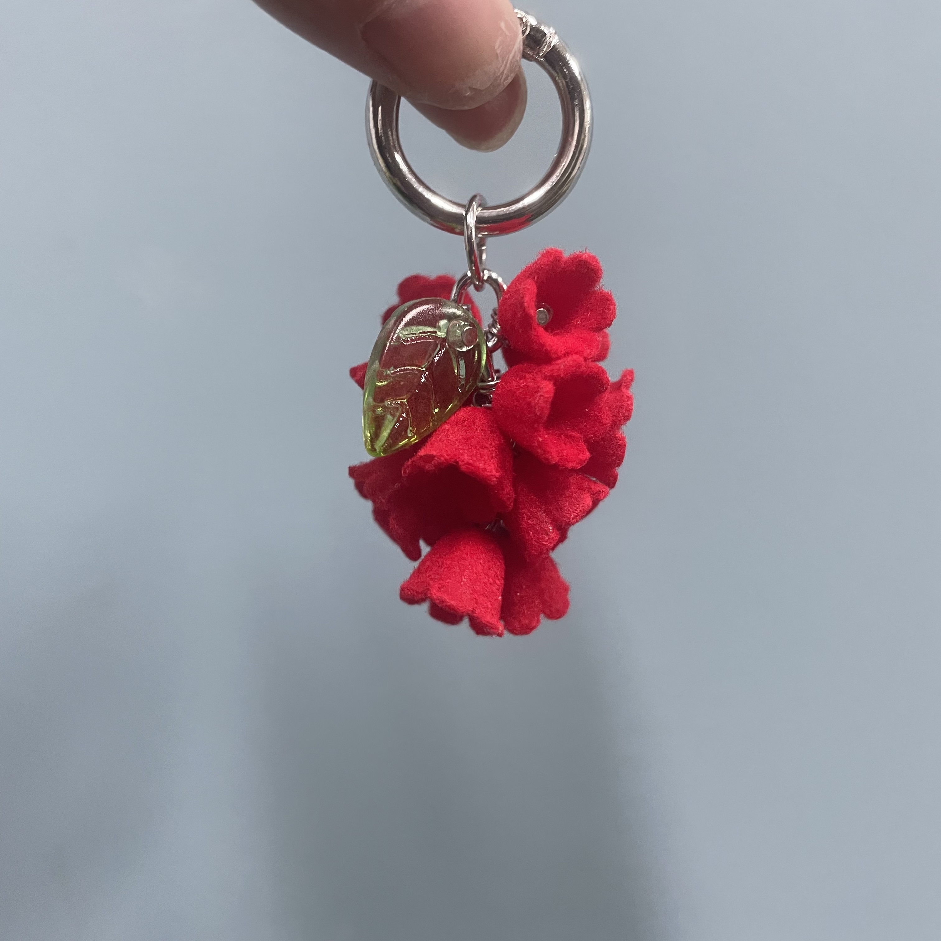 红色植绒一串铃兰花手机坠D893
