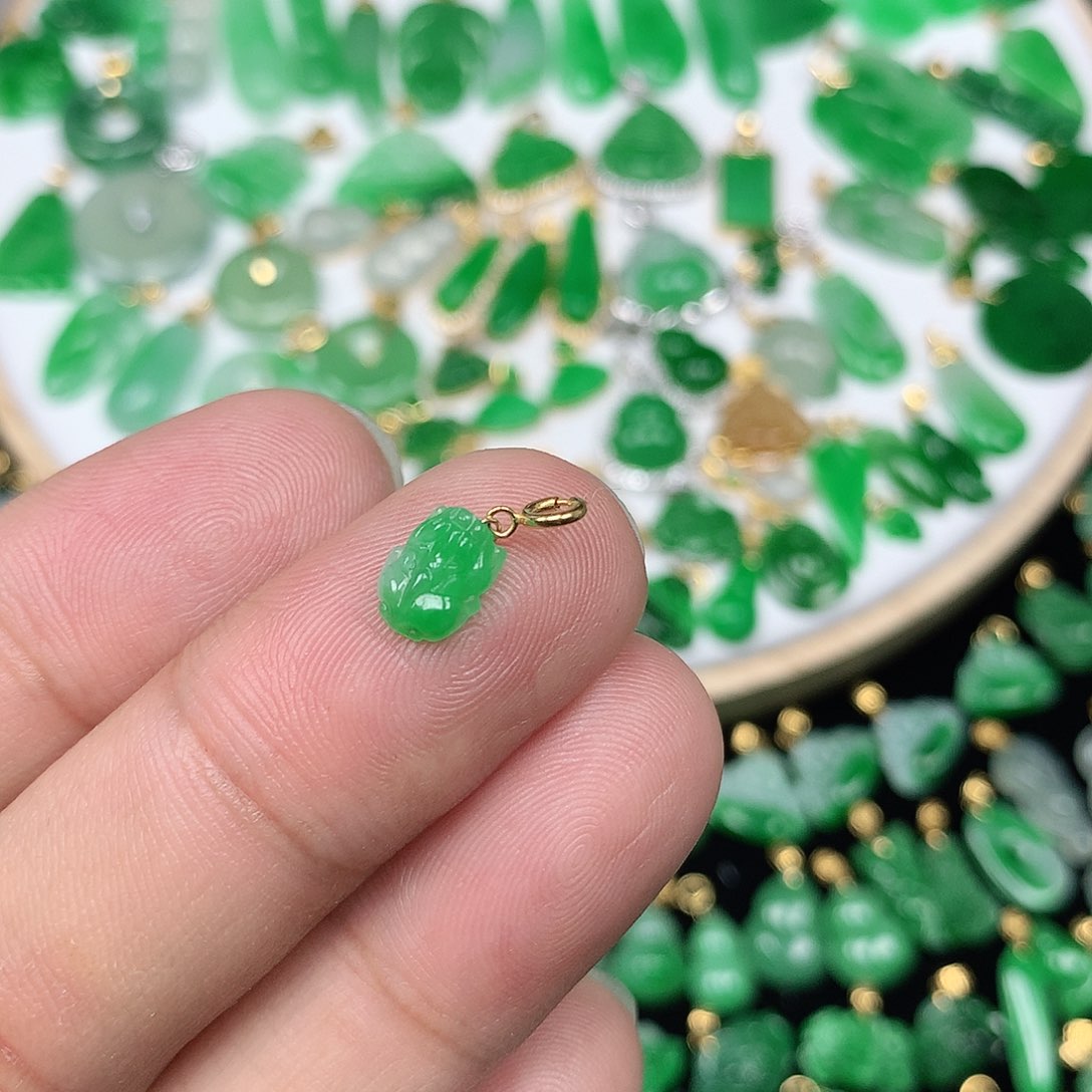 翡翠配石18K金扣 小巧精美飘阳绿迷你小貔貅