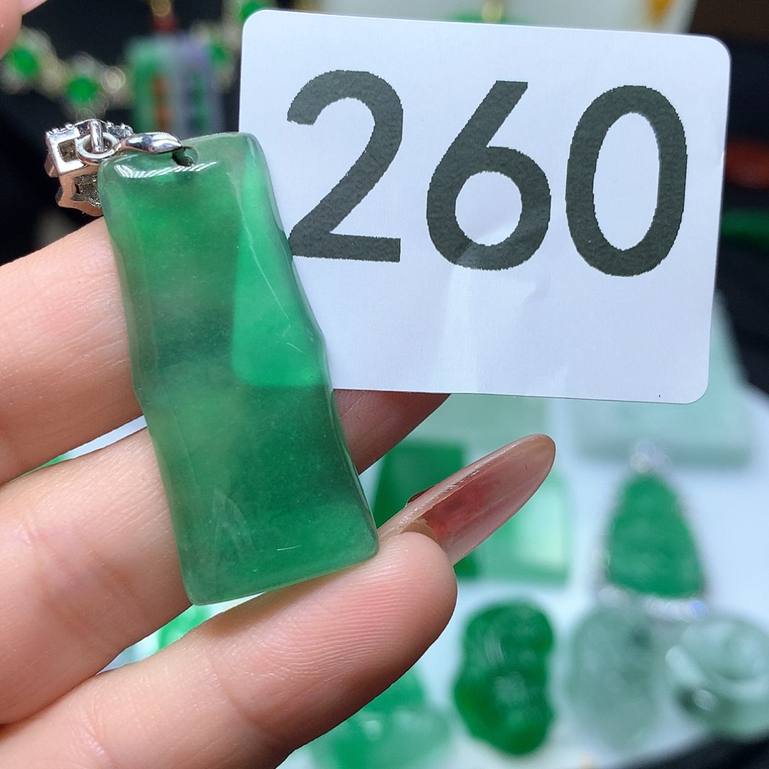 翡翠吊坠(赠链)未镶嵌