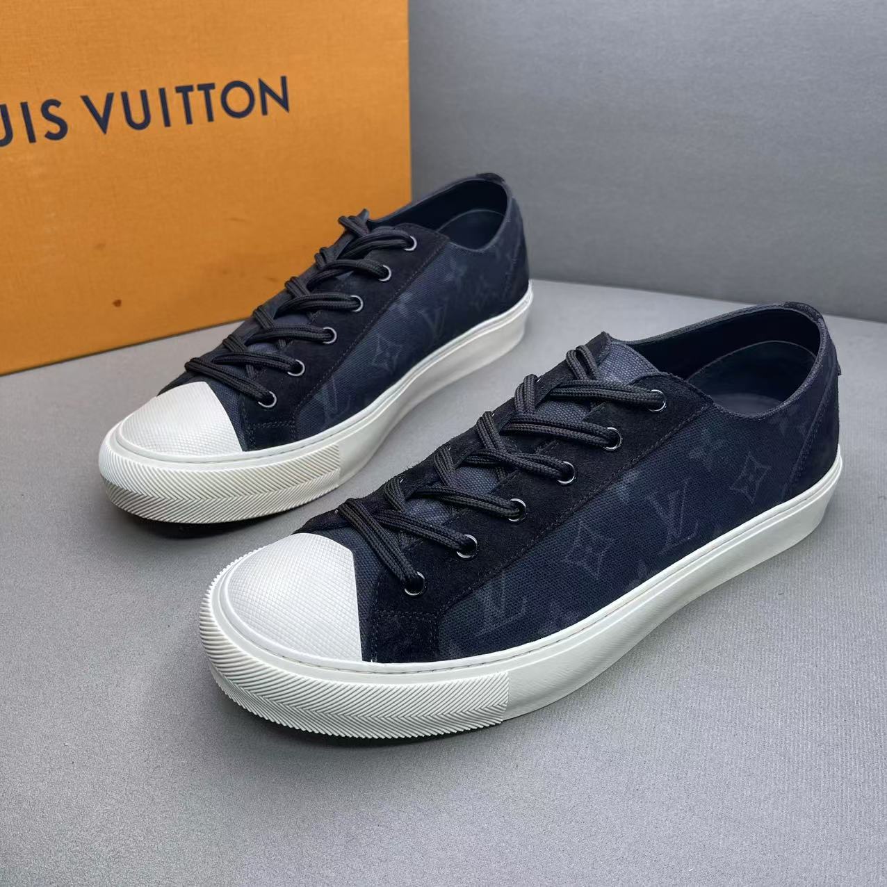 95新 LouisVuitton/路易威登 藏蓝色时尚百搭老花帆布板鞋 41码