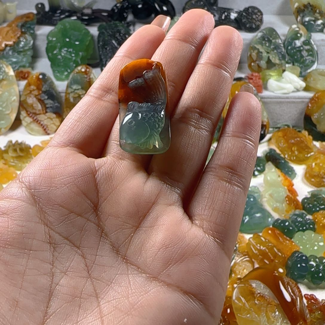 蛇纹石玉摆件未镶嵌在***月