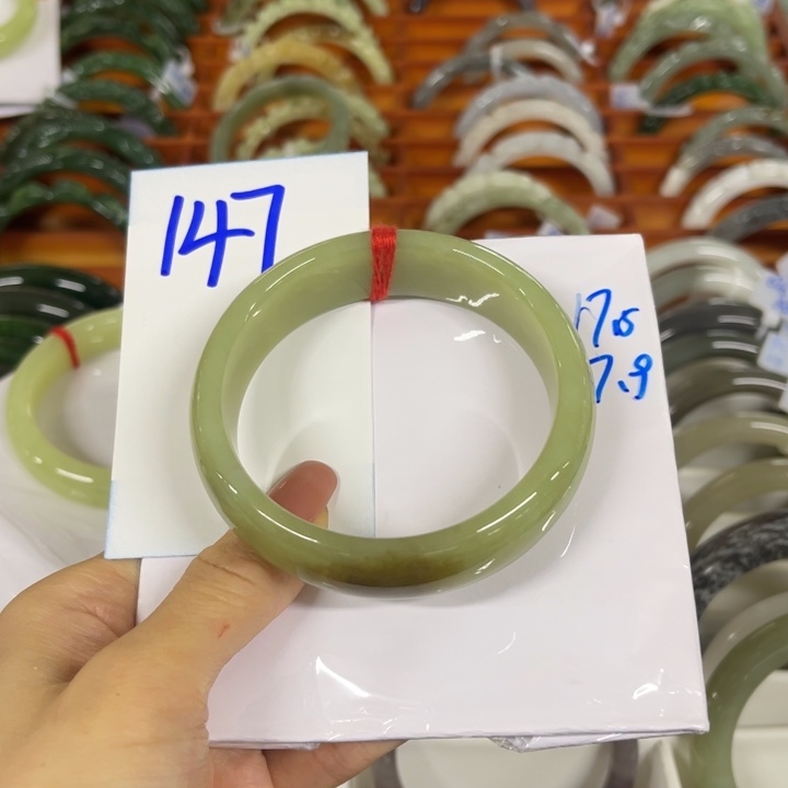 左***肩和田玉未镶嵌手镯