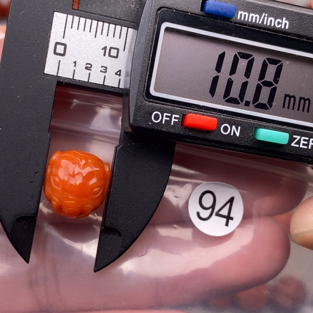 南红玛瑙未镶嵌配饰有瑕疵