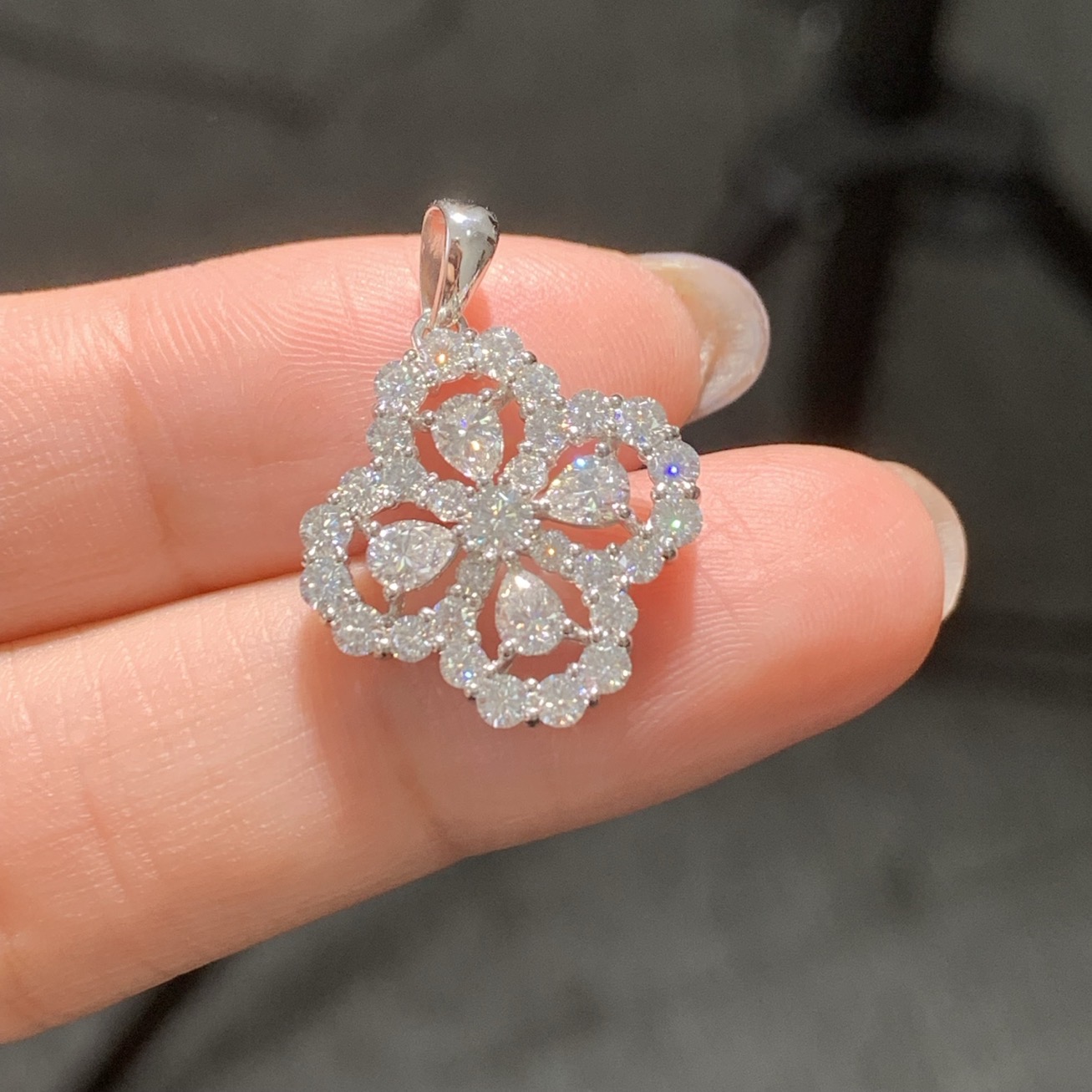 莫桑石铂金pt950首饰铂金镶嵌莫桑水滴四叶草吊坠