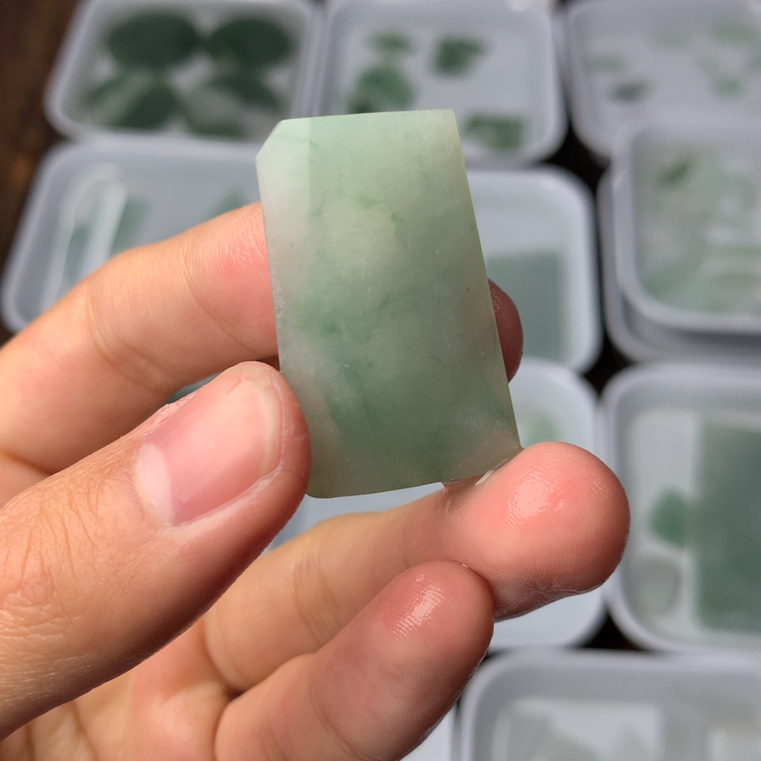 翡翠散珠23号直播间里