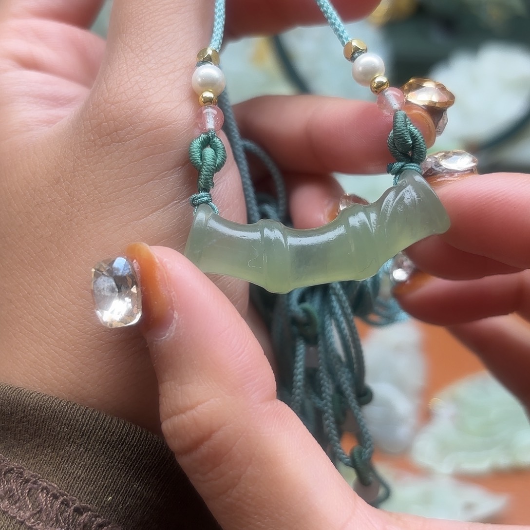 蛇纹石玉未镶嵌颈饰