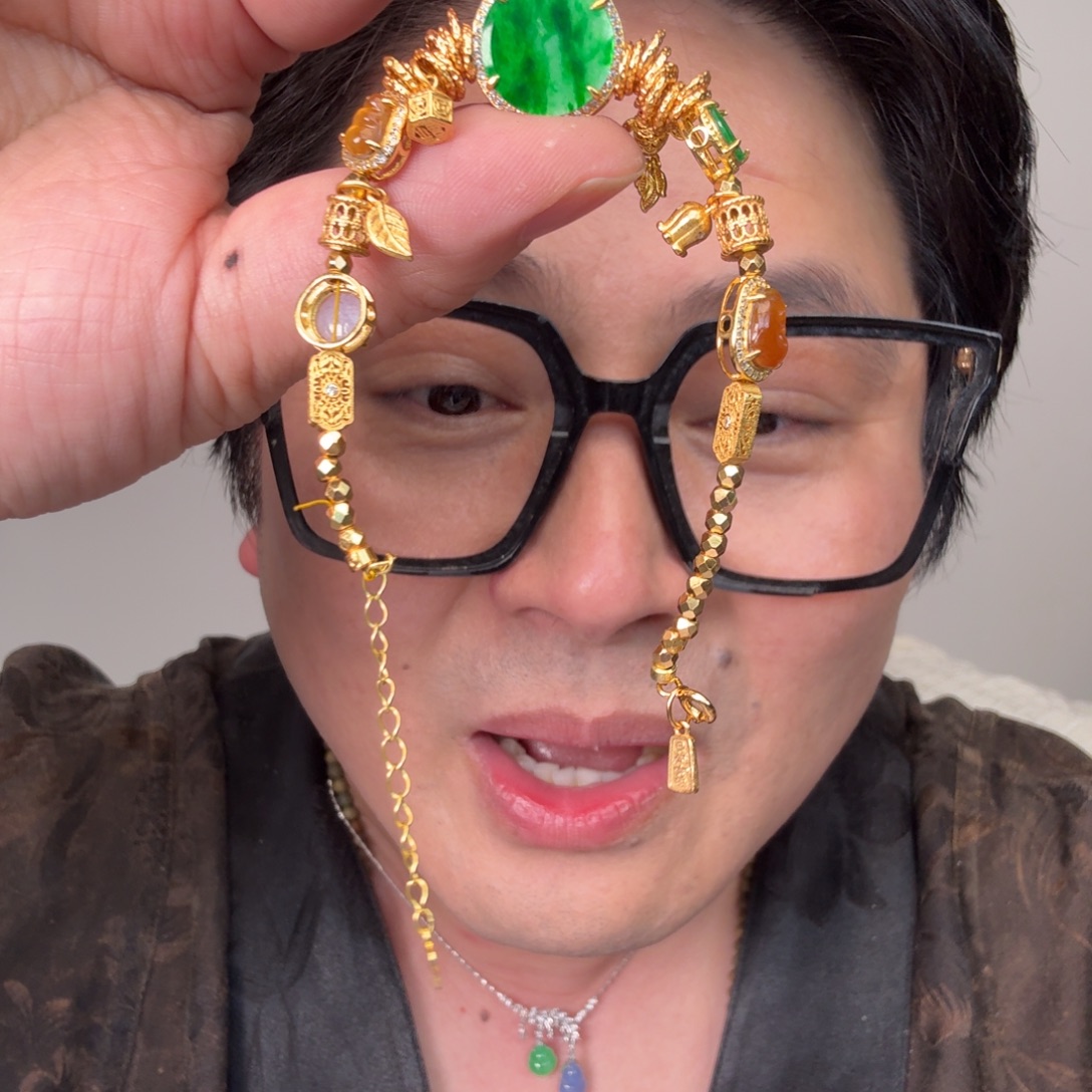 翡翠未镶嵌颈饰一件