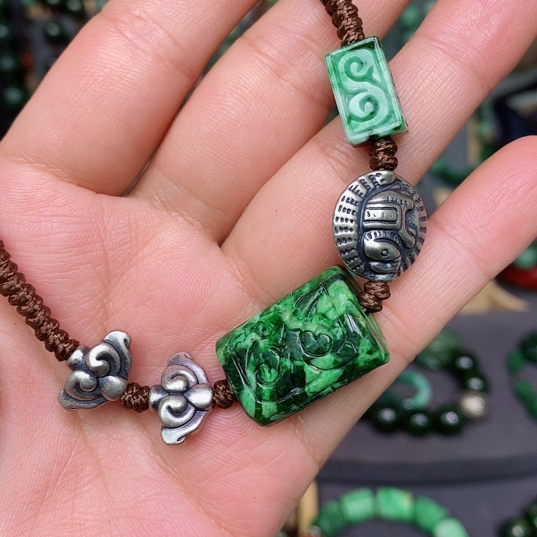 翡翠颈饰未镶嵌漂亮美眉