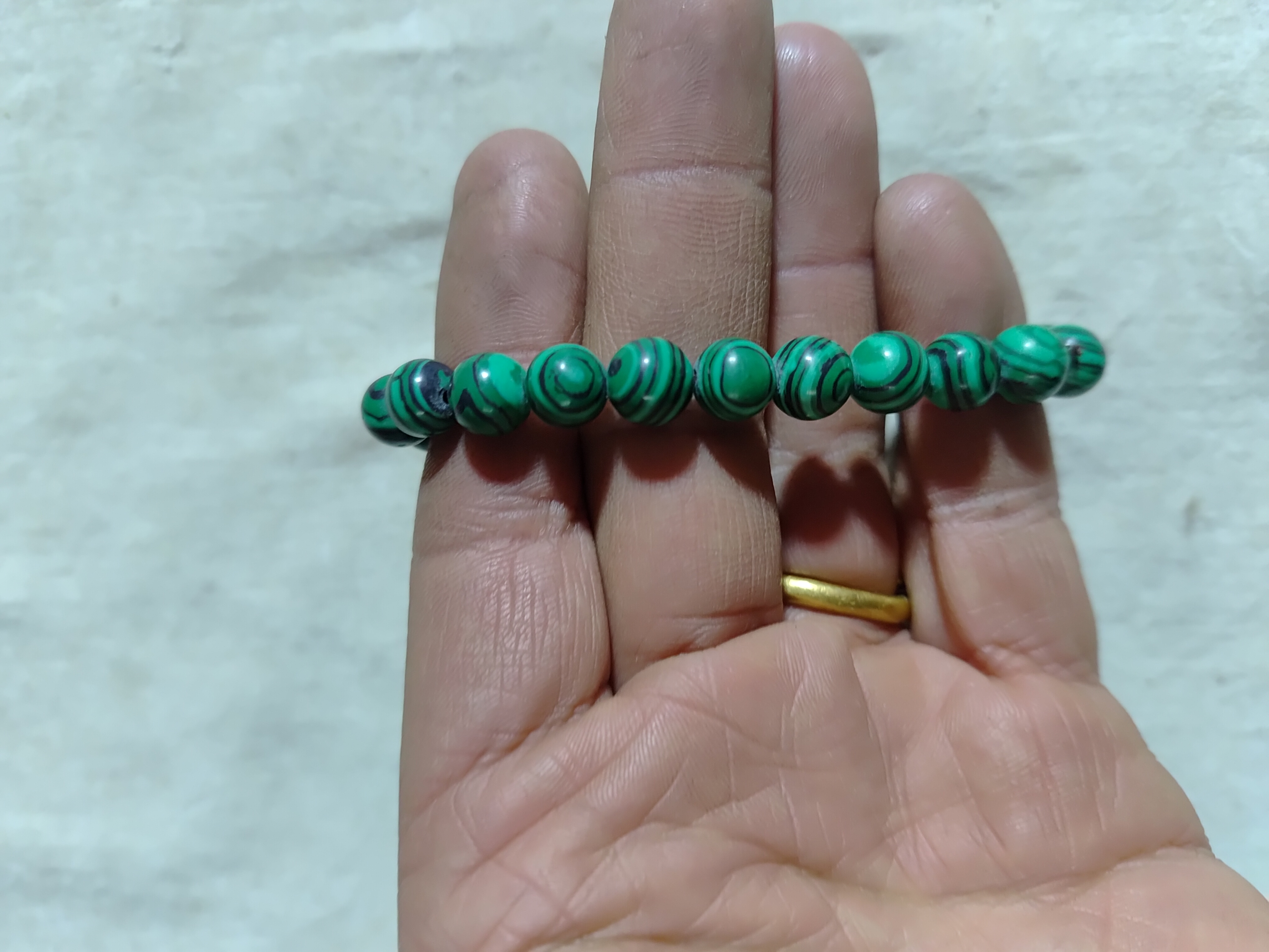 孔雀石:绿色打底和深黑色交叉，端装文雅，串、配均可