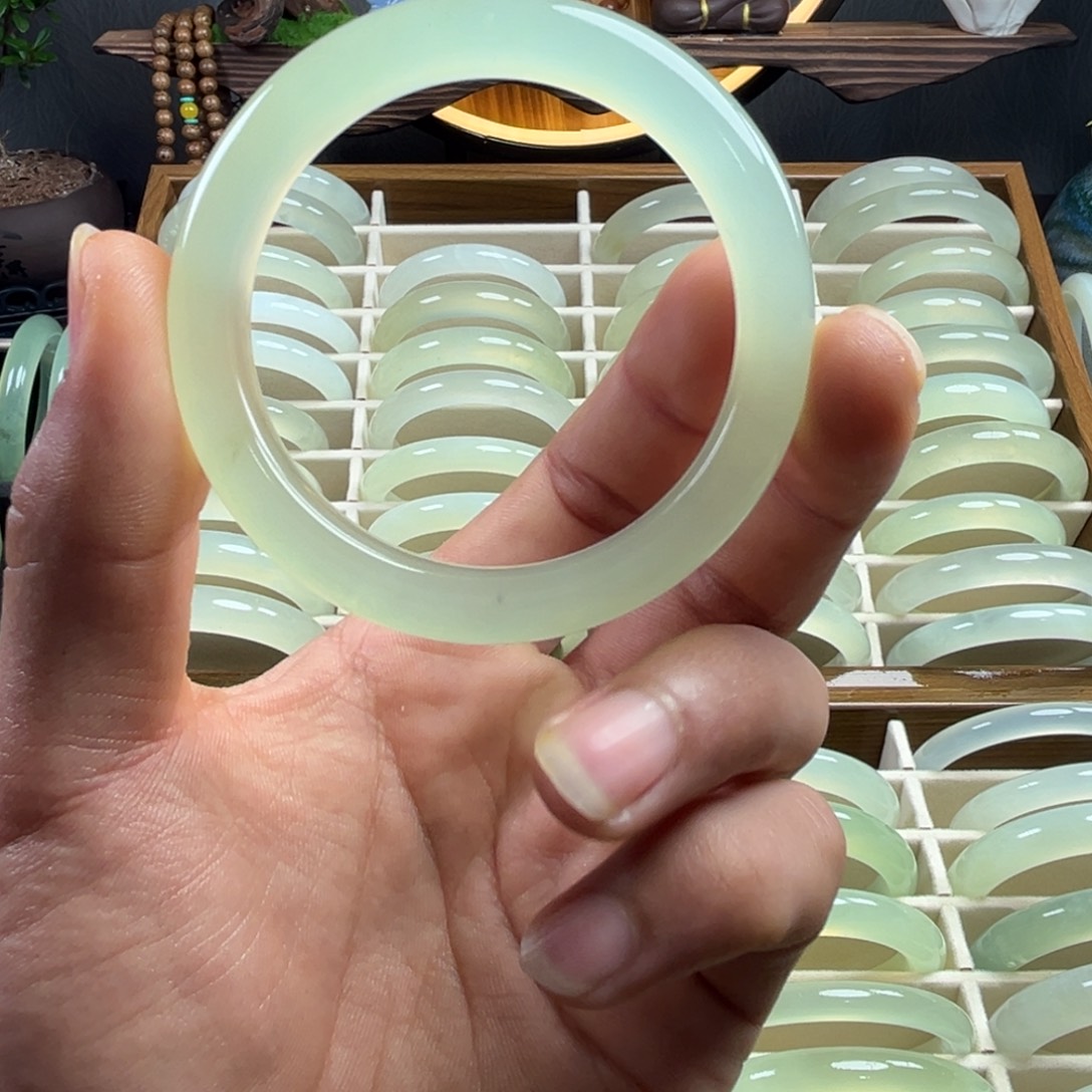 偷***胞岫玉未镶嵌手镯111111