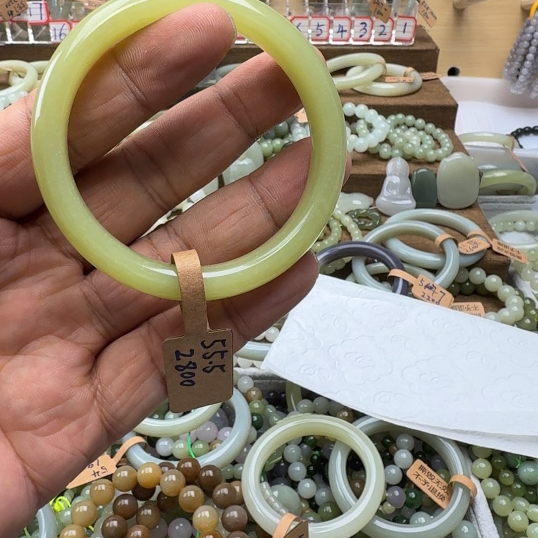 ****）和田玉未镶嵌手镯