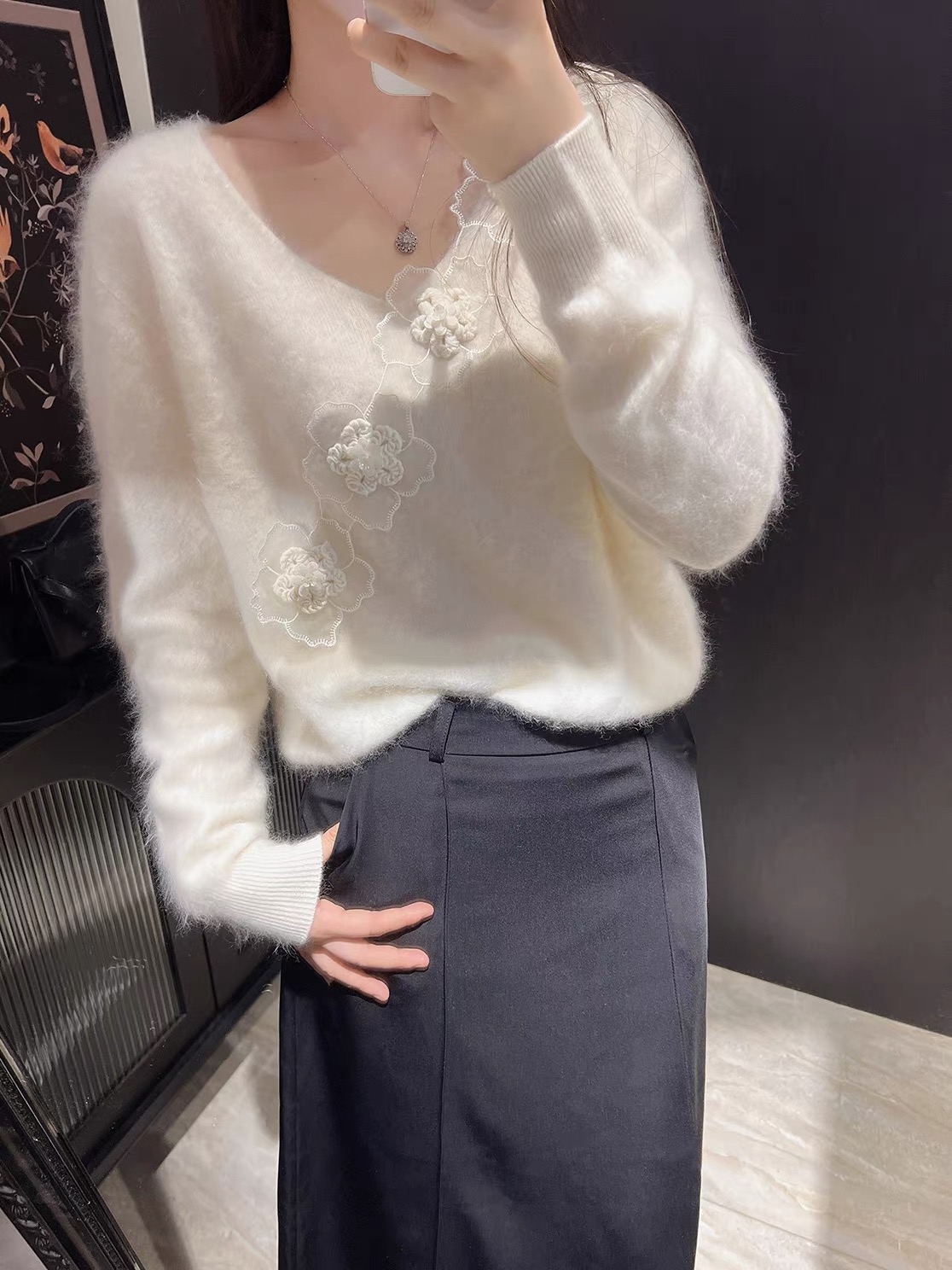 白色温柔风立体花朵羊毛拉毛女2025秋冬新款减龄慵懒感时尚毛衣