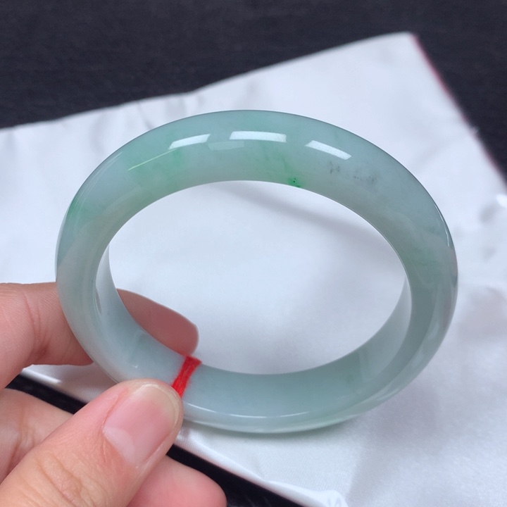 翡翠手镯未镶嵌。