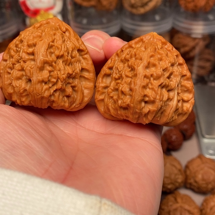 文玩核桃吊坠三角白