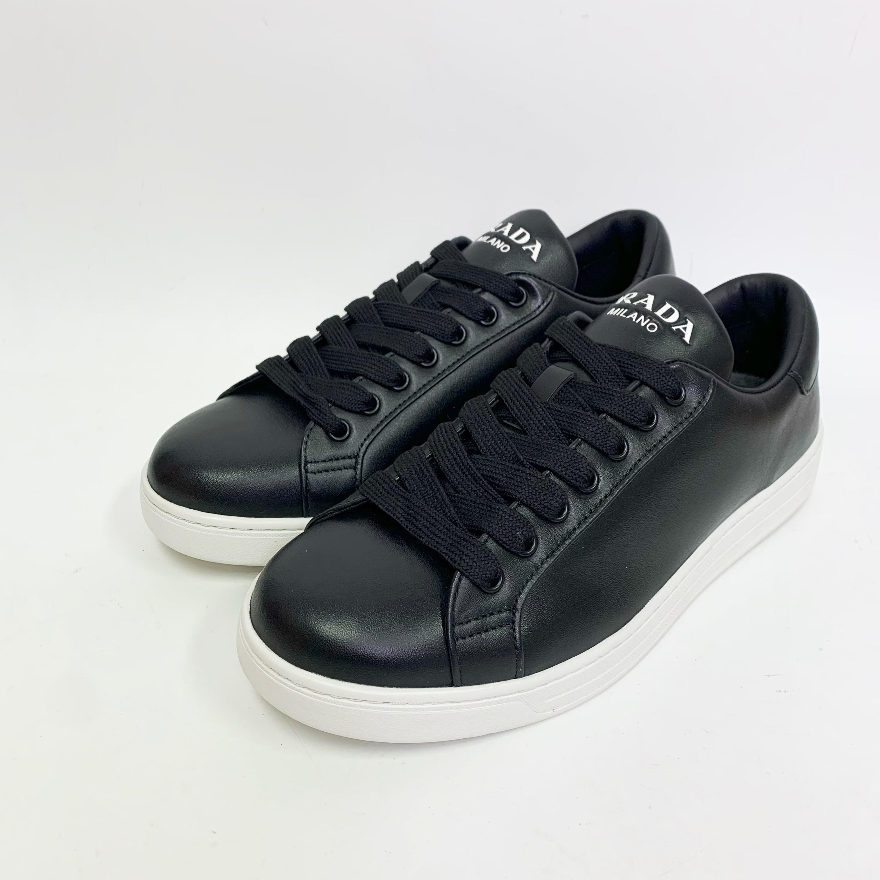 全新未使用 Prada/普拉达 普拉达黑色皮面白底LOGO标板鞋