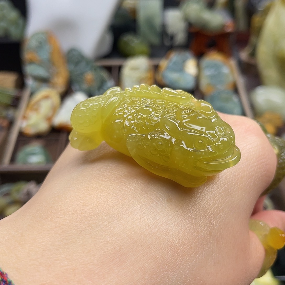 蛇纹石玉颈饰未镶嵌黄金玉金蟾