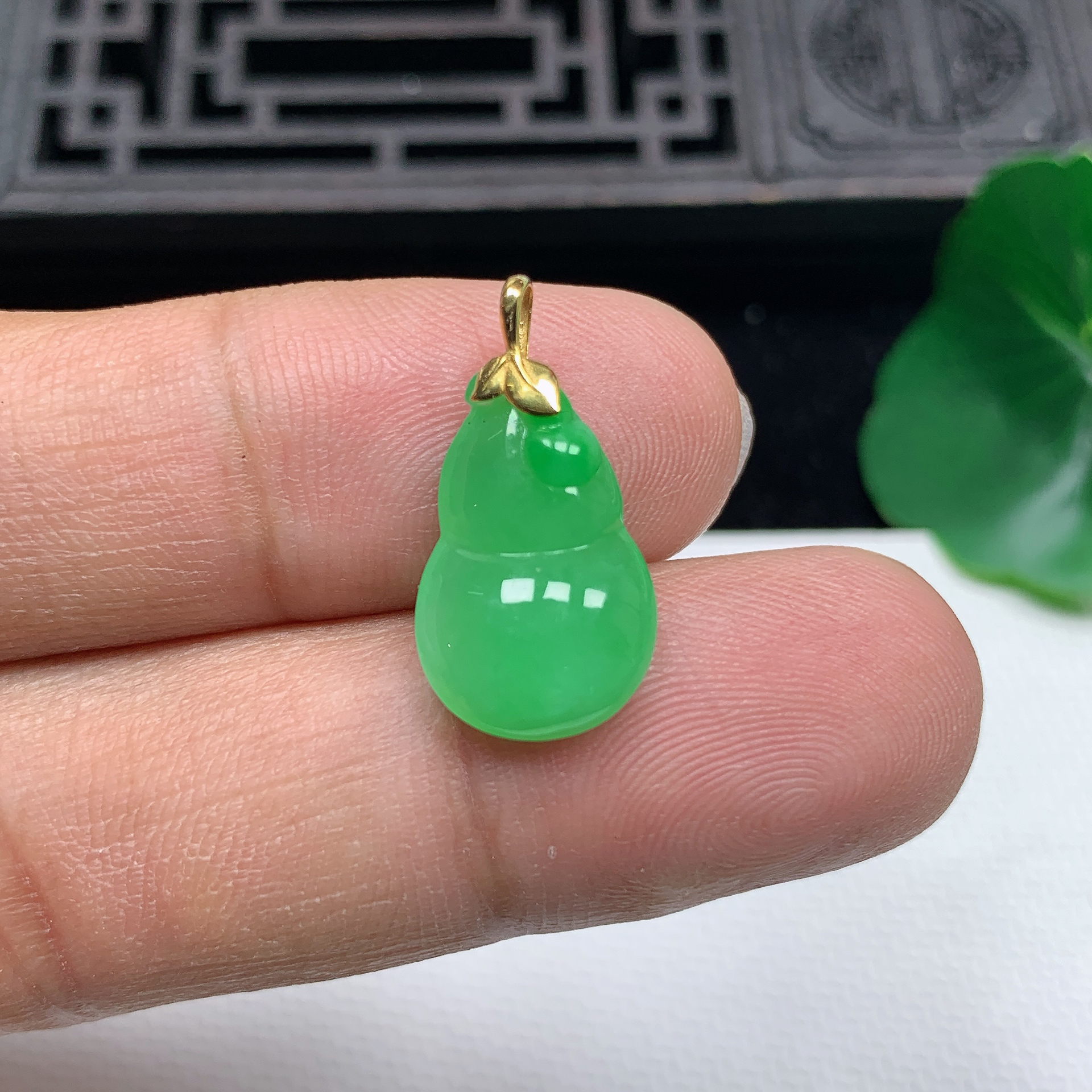 缅甸天然翡翠A货18K金扣精美飘阳绿葫芦吊坠尺寸17.7*11.3*5.4mm