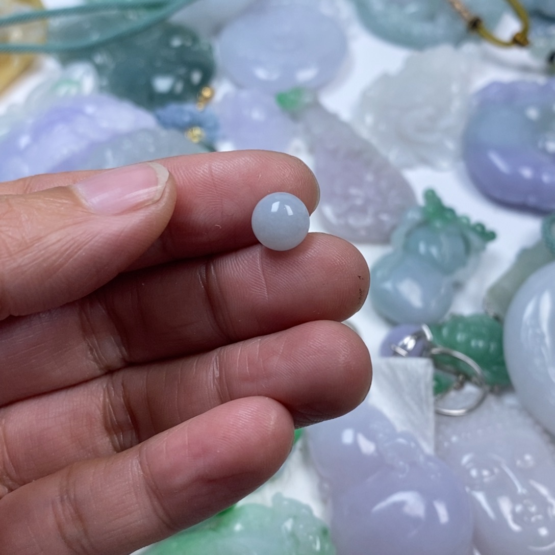 颈饰未镶嵌翡翠大****?翡翠