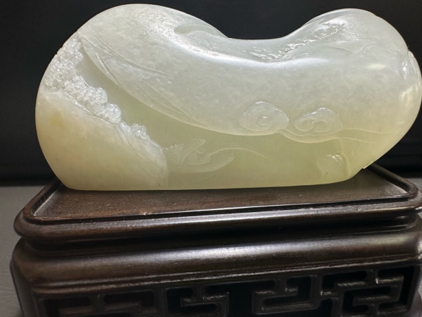 和田籽玉，独钓寒江雪.笔架，意境深远，用料巧妙，雕工精湛。