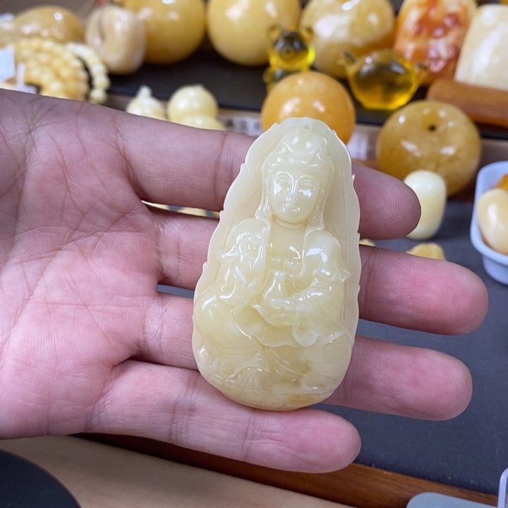 琥珀裸石未镶嵌观音