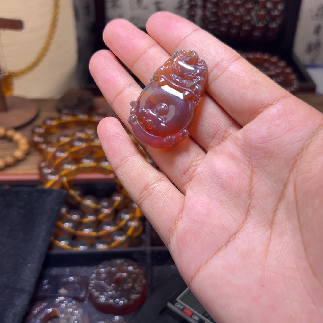 琥珀未镶嵌颈饰兽头平安扣