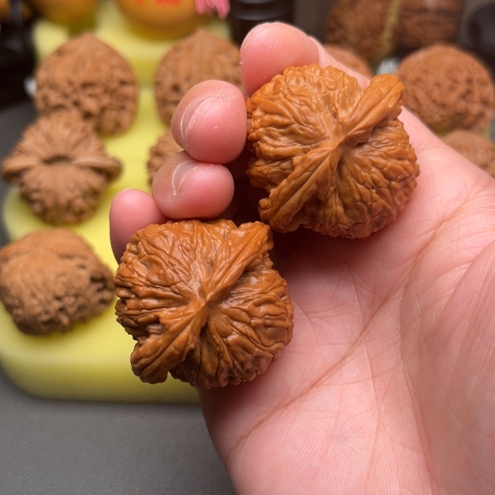 文玩核桃吊坠白狮子38