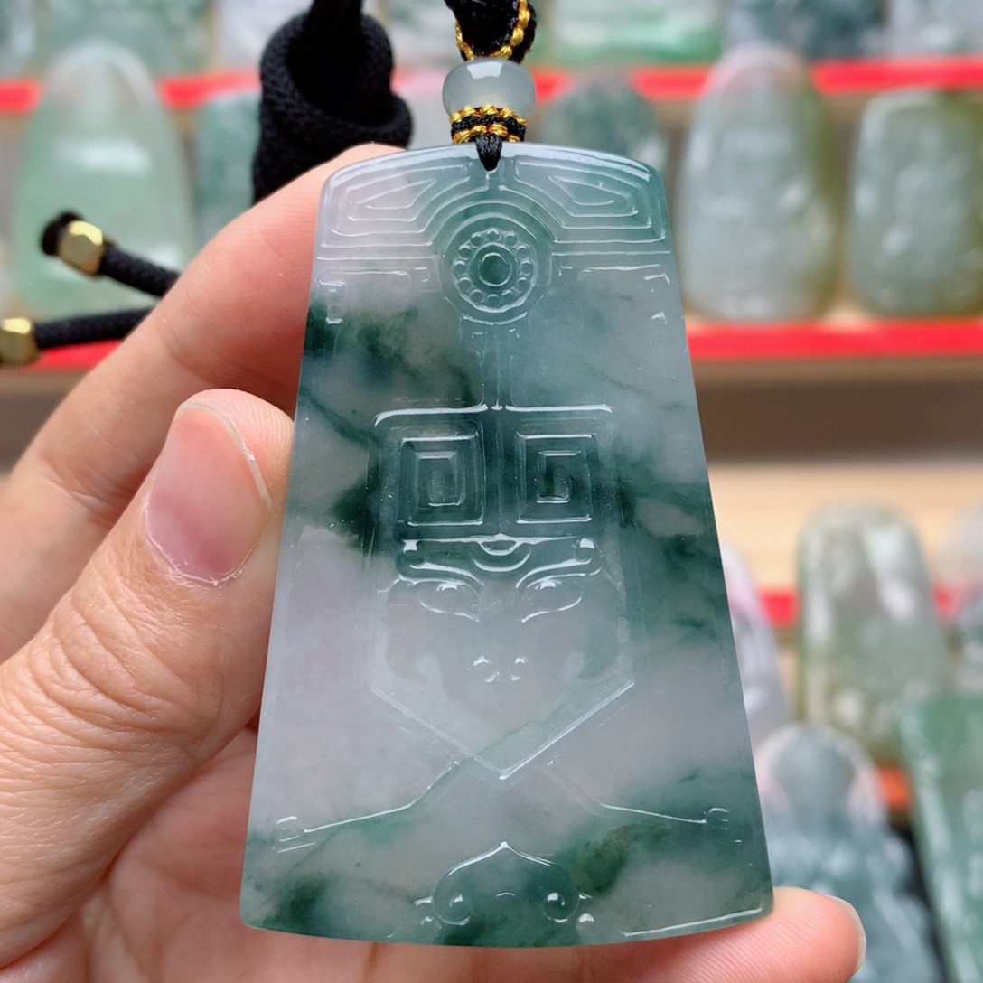 翡翠颈饰未镶嵌无事牌