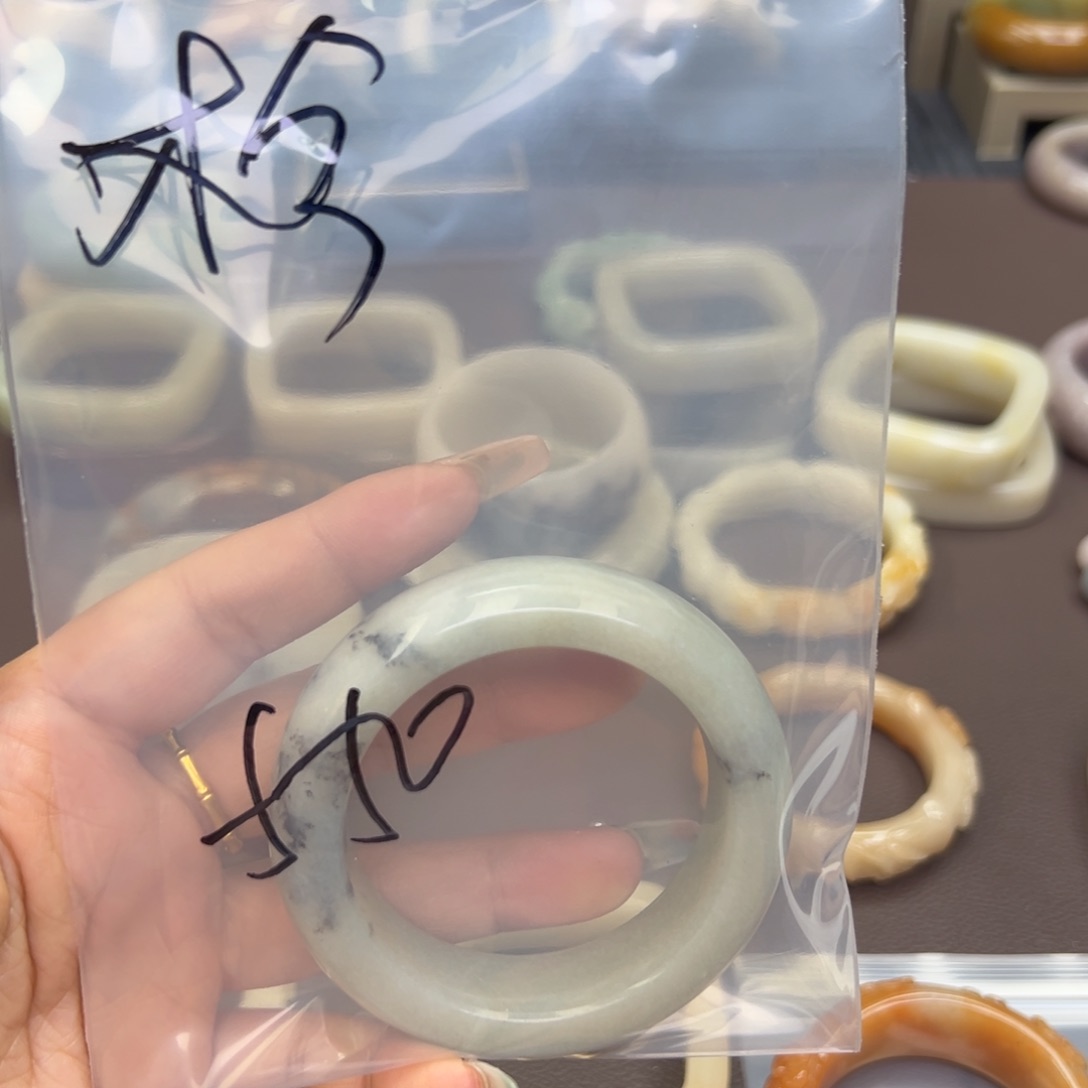 石英质玉手镯未镶嵌木*?