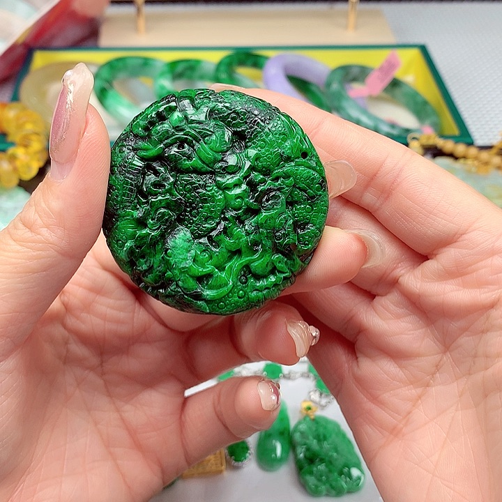 翡翠颈饰未镶嵌翡翠