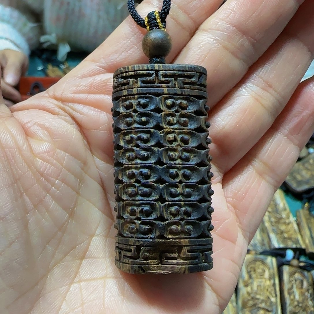 沉香吊坠海南白奇乌身树心油雕刻天珠带绳10.3克