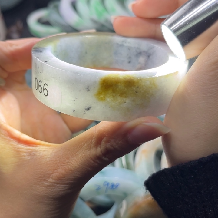 定制翡翠未镶嵌手镯