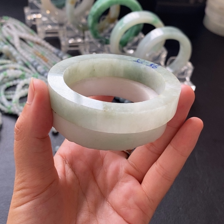 未镶嵌翡翠手镯定制翡翠