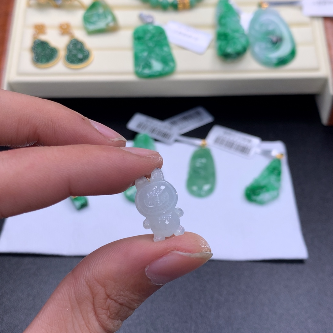 翡翠18K金镶嵌颈饰吊坠