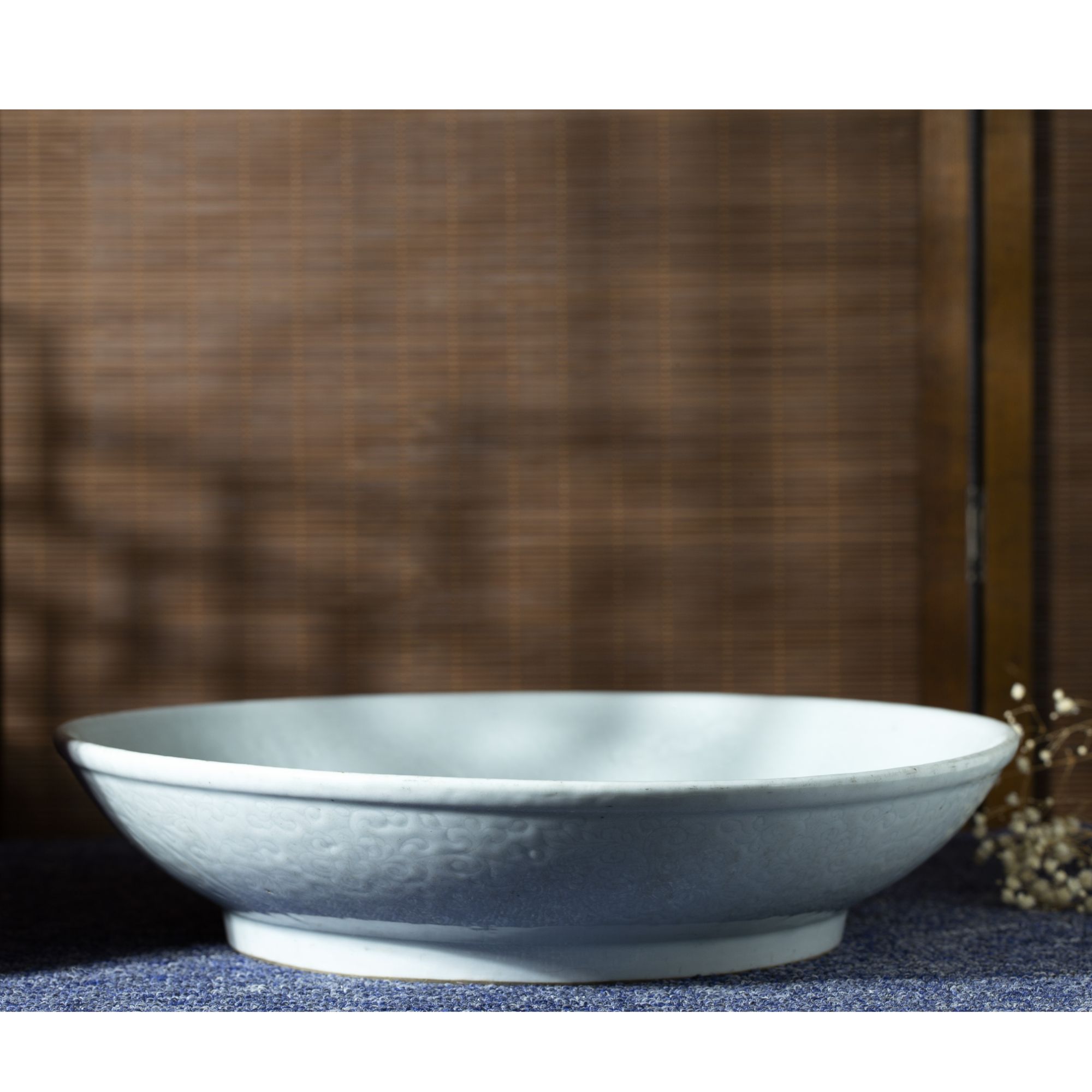 【拍卖- 清乾隆】·白釉暗刻缠枝花卉纹大盘