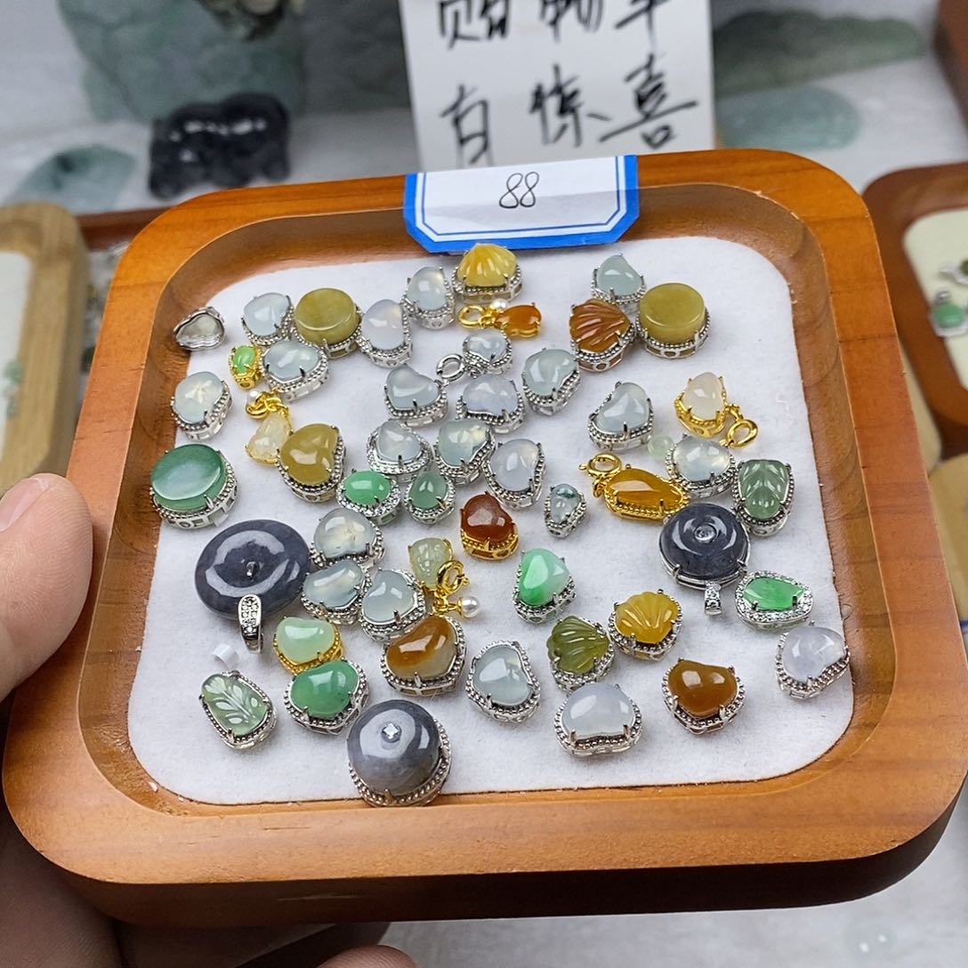 翡翠戒指未镶嵌潘88一个