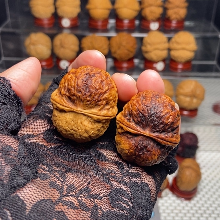 文玩核桃把件七彩蚂蚁纹元宝32