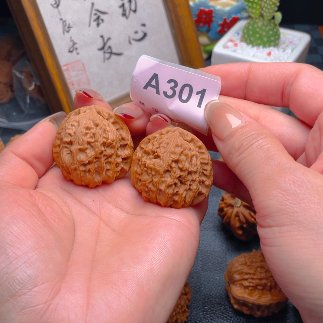 文玩核桃把件三角白39全品