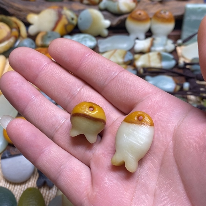 你***边蛇纹石玉未镶嵌颈饰