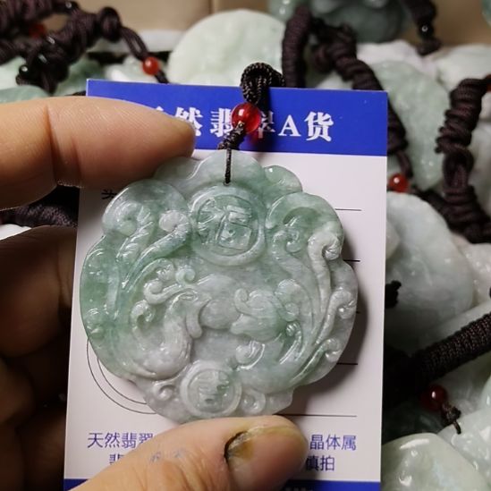 翡翠未镶嵌颈饰挂件