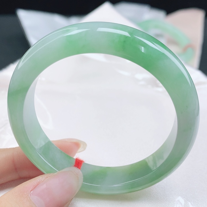 翡翠未镶嵌手镯缅甸52.0胶润细腻飘绿黄加绿正圈