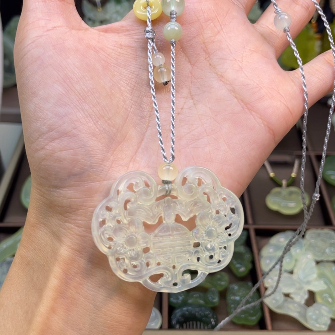 蛇纹石玉未镶嵌颈饰