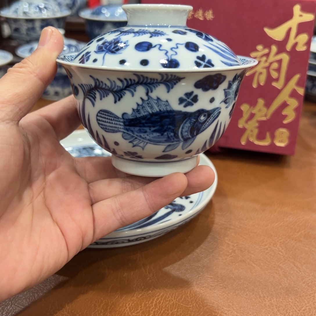 缘***起手绘青花鱼藻纹盖碗