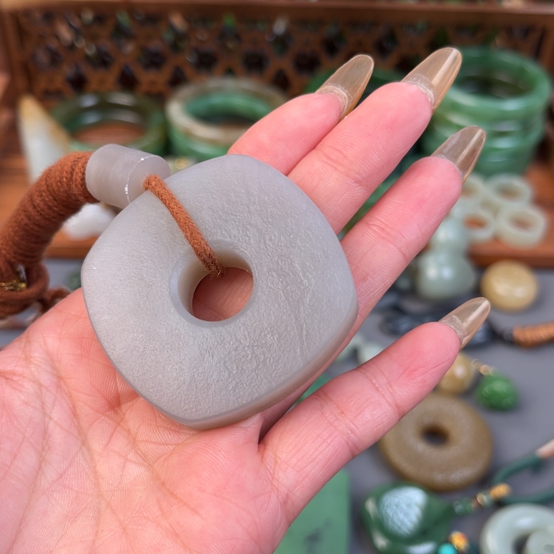 和田玉（糖玉）未镶嵌颈饰